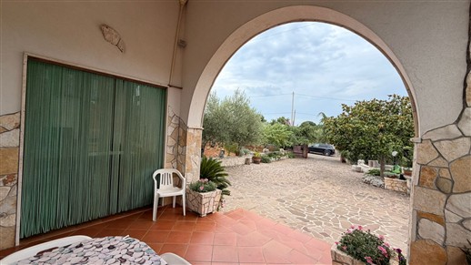 Villa Di 3 Vani e Acc. In Buono Stato, Rivestita In Pietra e Recintata.